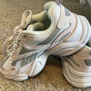 Reebok Women's Sneakers in Cream and Gray